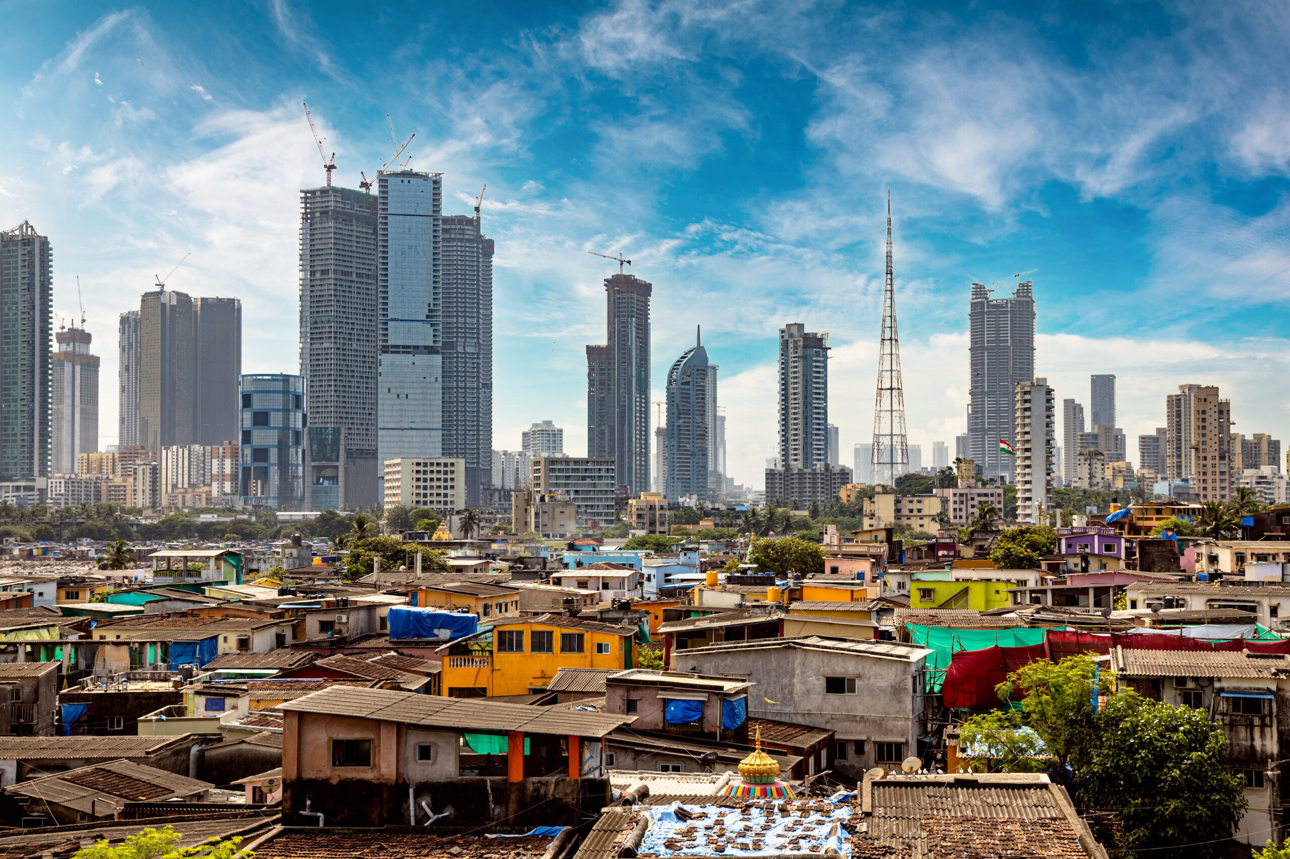 views,of,slums,on,the,shores,of,mumbai,,india,against