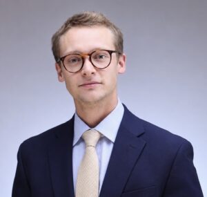 Daniel Hales headshot bio
